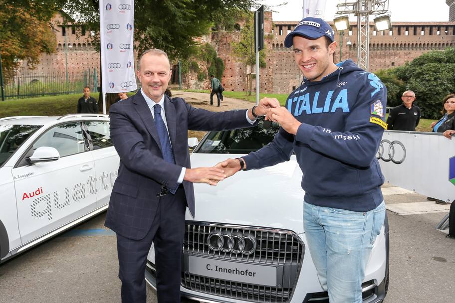 Il direttore di Audi Italia Fabrizio Longo consegna a Innerhofer la sua macchina